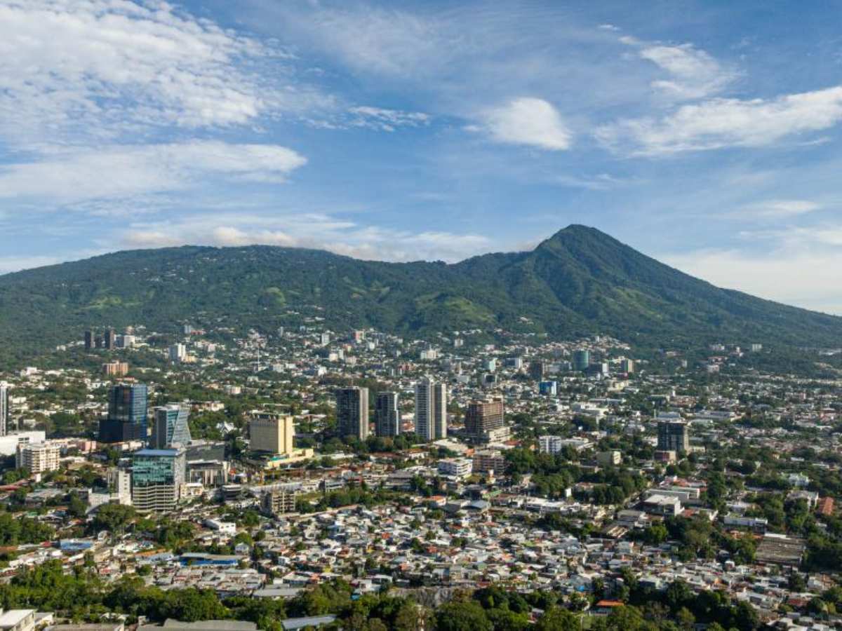 or la tarde, podrían registrarse lluvias breves en zonas altas del norte de Santa Ana y Chalatenango.
