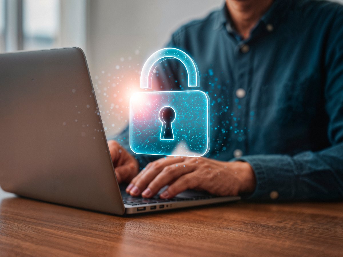 Según el Centro de Seguridad de Google, una clave robusta debe tener al menos 12 caracteres, incluir letras, números y símbolos, y evitar información personal como nombres o fechas.