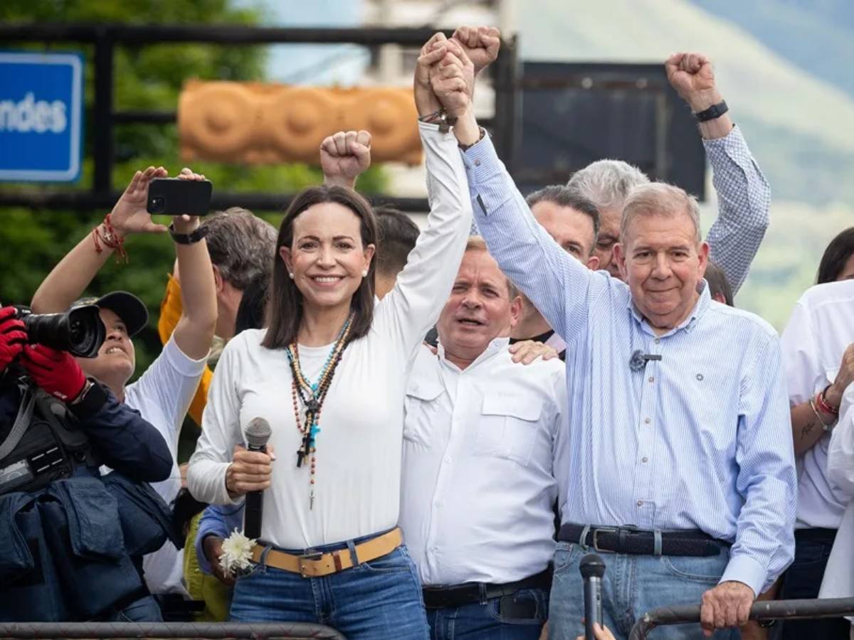 Fotografía de archivo de la líder opositora María Corina Machado y el entonces candidato presidencial Edmundo González Urrutia, durante un acto en Caracas (Venezuela).