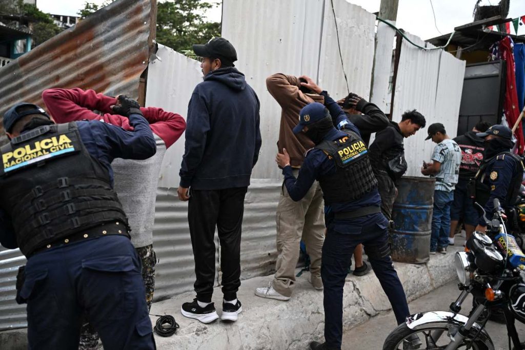 Policías guatemaltecos registran a un grupo de jóvenes en una calle del barrio Nueva Jerusalén durante el estado de emergencia declarado por el gobierno en la Ciudad de Guatemala el 20 de enero de 2026.