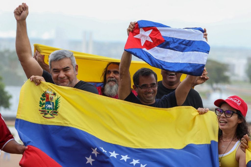 La gente ondea banderas venezolanas y cubanas durante una celebración en Brasilia el 4 de enero de 2026, un día después de la captura del presidente venezolano, Nicolás Maduro, en una redada estadounidense.
