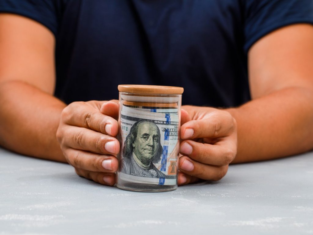 El salario mínimo en El Salvador alcanzó los $408.80 en 2025, consolidando una de las mayores alzas reales en América Latina, según la OIT.