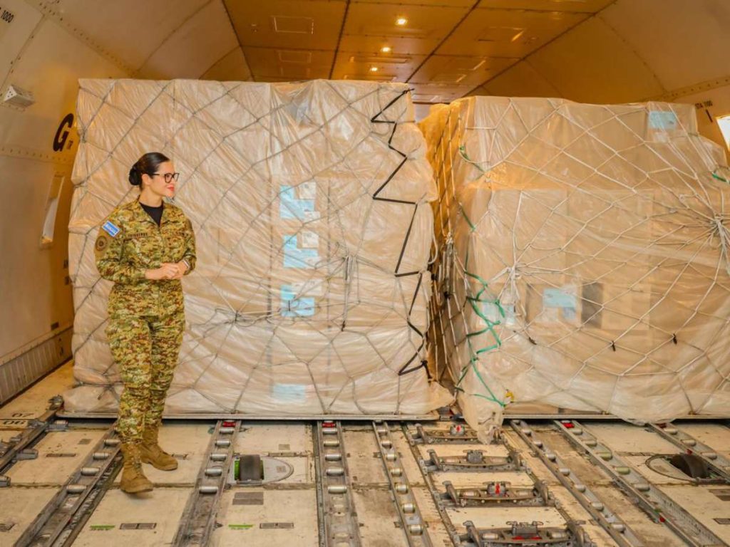 Arriba nuevo lote de zapatos escolares que se suma a uniformes y equipo tecnológico para 2026