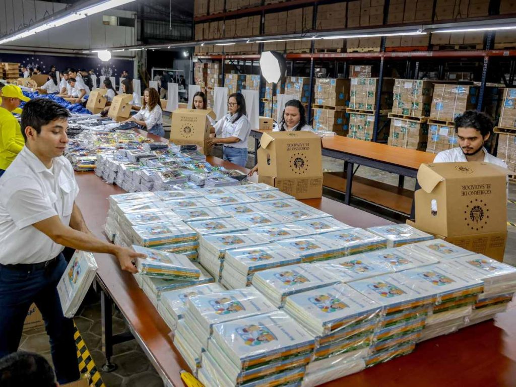 Educación comienza distribución de paquetes escolares a escuelas del país