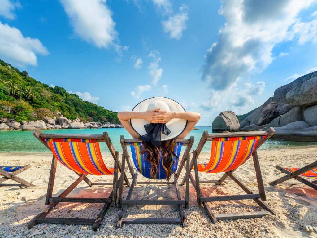 Una familia salvadoreña observa el atardecer en la playa durante Semana Santa, una de las temporadas más esperadas del año.