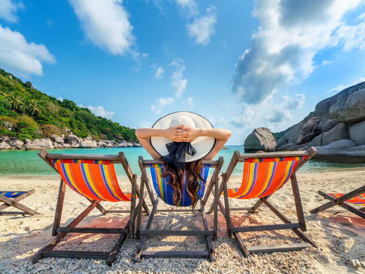 Una familia salvadoreña observa el atardecer en la playa durante Semana Santa, una de las temporadas más esperadas del año.