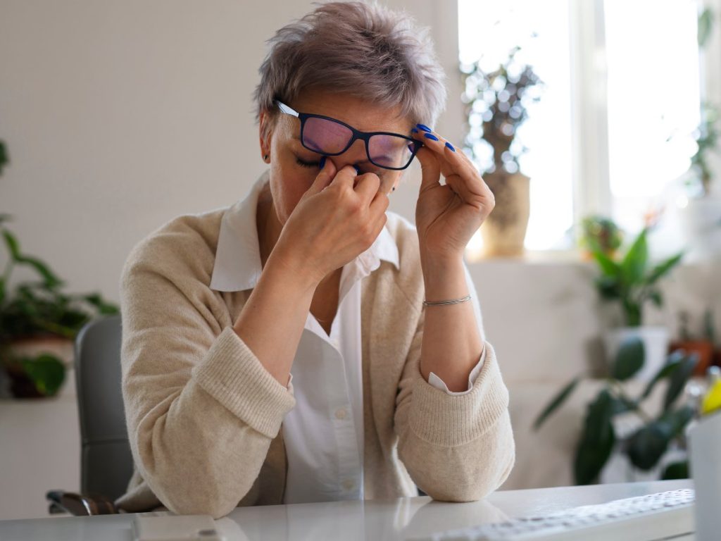 Ilustración científica de células inmunitarias en la retina, cuyo análisis podría ayudar a detectar cambios asociados al alzhéimer en fases iniciales.