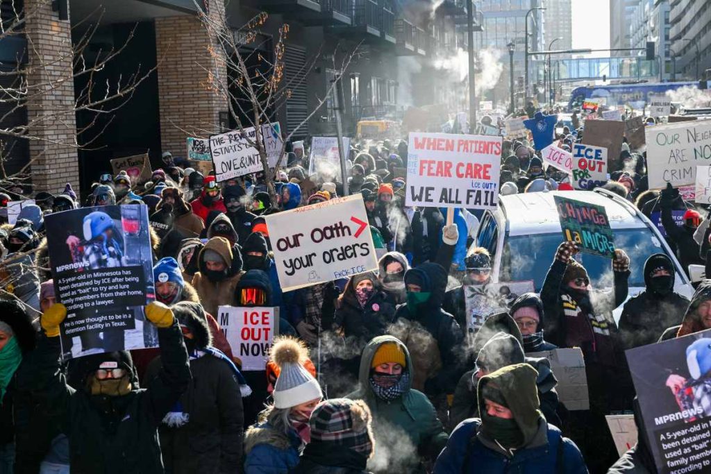 Manifestantes participan en una manifestación y marcha durante la jornada de protesta "ICE Out" el 23 de enero de 2026 en Minneapolis, Minnesota. 
