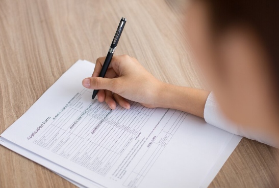 El proceso culmina con la asignación del menor y una resolución judicial.