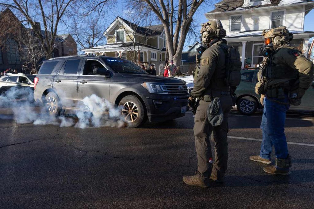 Agentes federales de inmigración se enfrentan con residentes tras un allanamiento domiciliario el 13 de enero de 2026 en Minneapolis, Minnesota. 