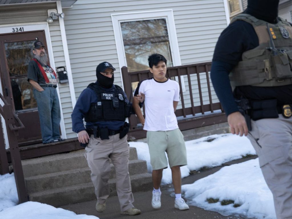 Agentes de ICE durante un operativo migratorio en Estados Unidos, en medio del debate sobre el uso de datos tributarios confidenciales.