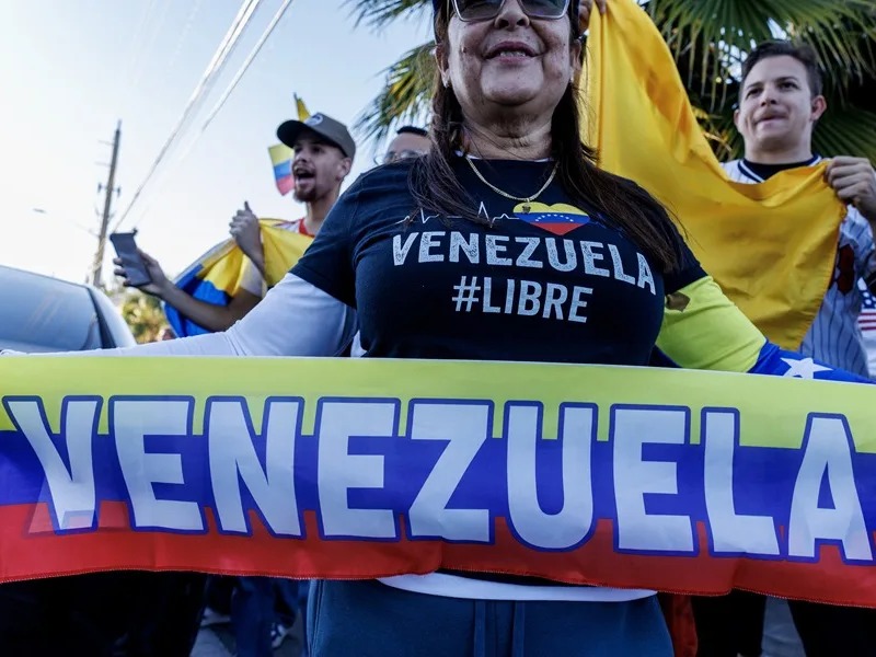 Venezolanos residentes en Miami reaccionan ante las acciones militares estadounidenses en Venezuela, en Florida, EE. UU.