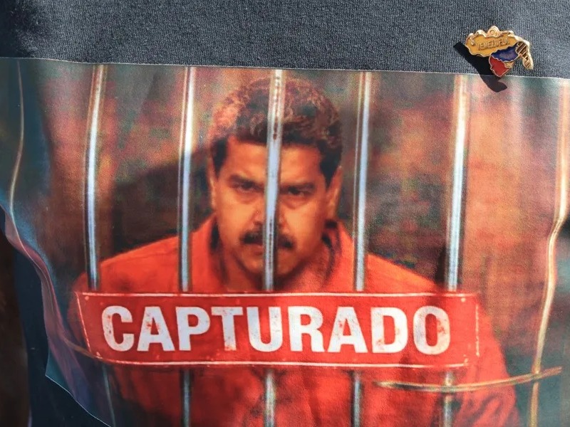 Una persona viste una camiseta con la imagen del presidente de Venezuela, Nicolás Maduro.