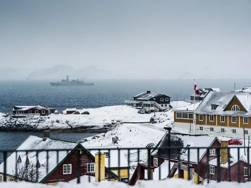 Vista de un barco danés en agua de Nuuk, Groenlandia.