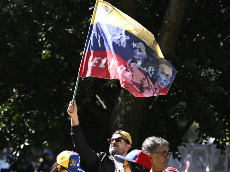 Venezolano en México celebra con bandera opositora tras la captura de Maduro.