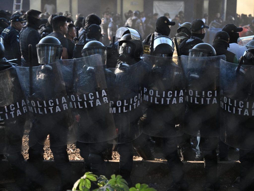 Grupos de pandillas retuvieron a más de 40 guardias en varias cárceles de Guatemala el 17 de enero mientras se amotinaban en protesta por el traslado de sus líderes a una instalación de máxima seguridad, informaron las autoridades. Foto AFP