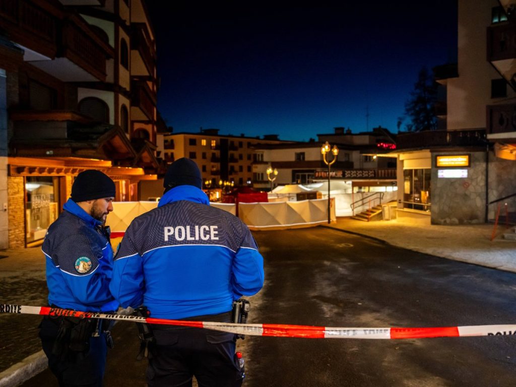 La policía controla el acceso a la calle donde un incendio arrasó un bar lleno de gente durante las celebraciones de Nochevieja en la ciudad de esquí alpino de Crans-Montana el 1 de enero de 2026. Foto AFP