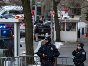 Policía custodian la entrada del tribunal federal del sur de Nueva York ante la llegada de Nicolás Maduro.