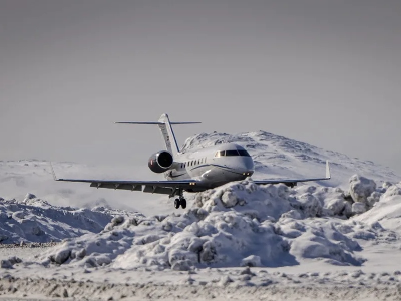 Un avión se dispone a aterrizar en el aeropuerto de Nuuk, Groenlandia, en una imagen de archivo.