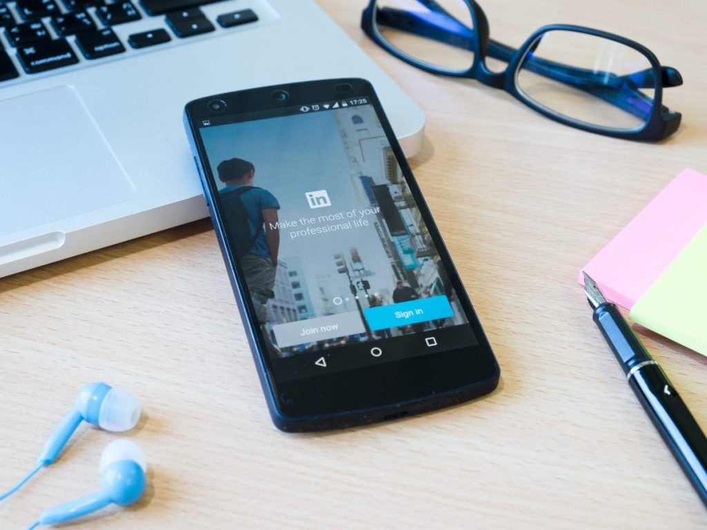 La urgencia artificial es una de las señales más comunes en las estafas de empleo en LinkedIn.