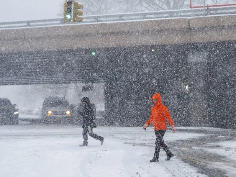Personas caminan por una calle de Nueva York, el 25 de enero de 2026, en medio de la tormenta que afecta a gran parte de Estados Unidos. / Foto EFE