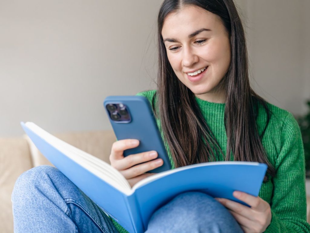 Leer y escuchar libros desde el teléfono ya es parte de la experiencia cotidiana de la lectura digital.