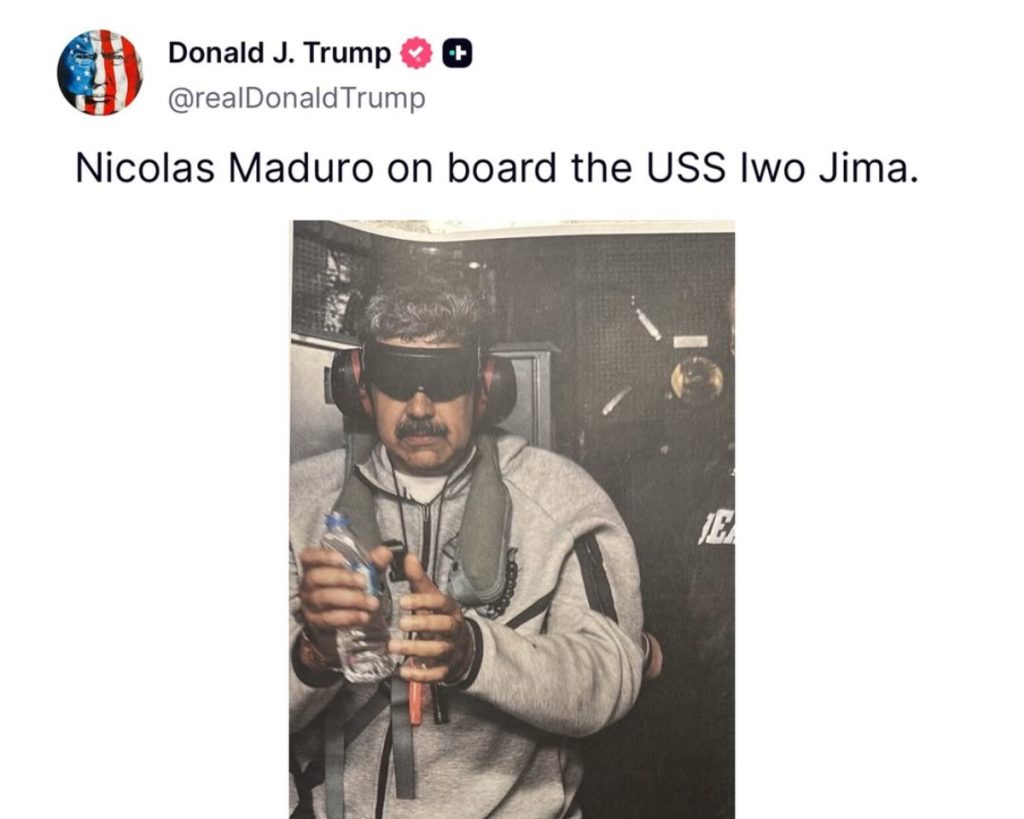 Donald Trump publicó una imagen en su red Truth Social en la que aparece el presidente venezolano Nicolás Maduro esposado