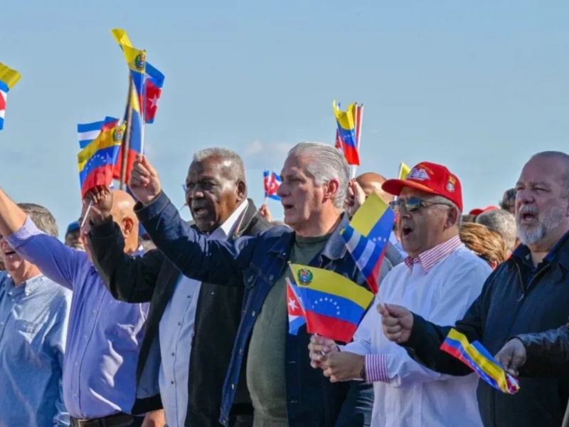 El presidente de Cuba, Miguel Díaz-Canel, ondea la bandera de Venezuela durante un acto en La Habana, el 3 de enero de 2026, en apoyo a Nicolás Maduro tras su captura por fuerzas estadounidenses.