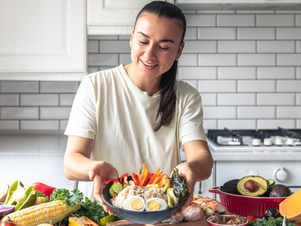 La nueva pirámide alimentaria prioriza proteínas, frutas y verduras, y desalienta el consumo de alimentos ultraprocesados y azúcares añadidos.