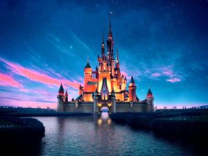 Disney+ apuesta por el formato vertical: La plataforma integrará un feed de videos cortos al estilo TikTok para atraer a nuevas audiencias móviles.