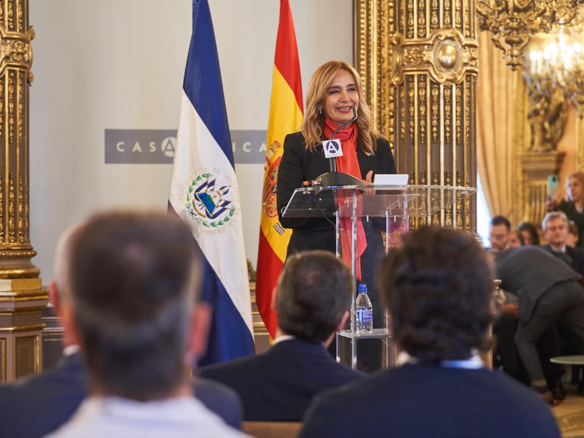 Julieta Machuca, nueva embajadora de El Salvador en España, durante la ceremonia oficial de entrega de credenciales ante el rey Felipe VI en el Palacio Real de Madrid.