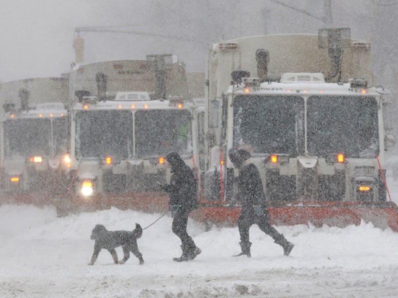 Calles cubiertas de nieve y hielo durante la tormenta invernal que afecta a gran parte de Estados Unidos.