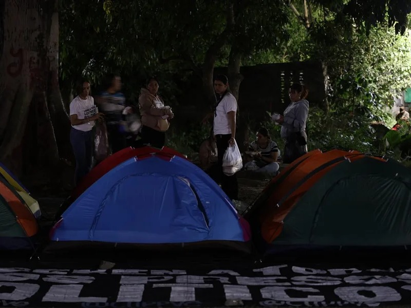 Familiares de presos políticos esperan frente al centro penitenciario Rodeo I en Zamora (Venezuela).