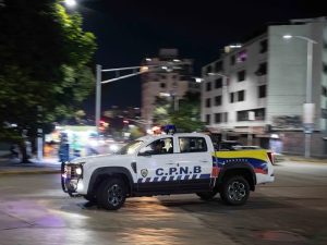 Una patrulla de la Policía Nacional Bolivariana entrando a El Helicoide en Caracas (Venezuela).
