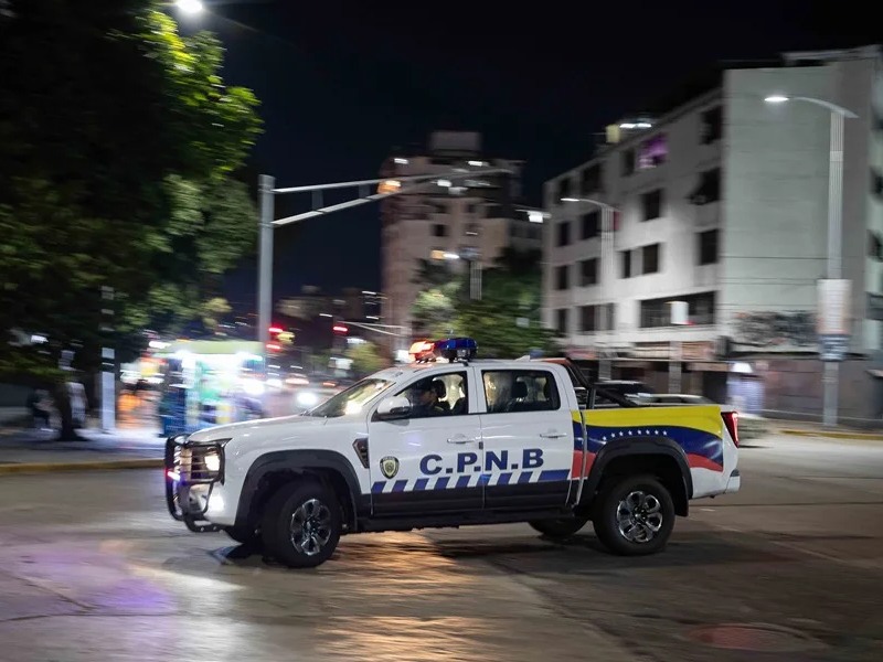 Una patrulla de la Policía Nacional Bolivariana entrando a El Helicoide en Caracas (Venezuela).