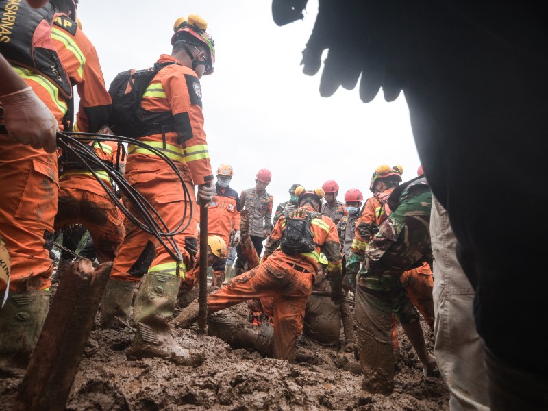 Equipos de rescate trabajan entre el lodo y los escombros tras el alud provocado por fuertes lluvias en Bandung Occidental, Indonesia.