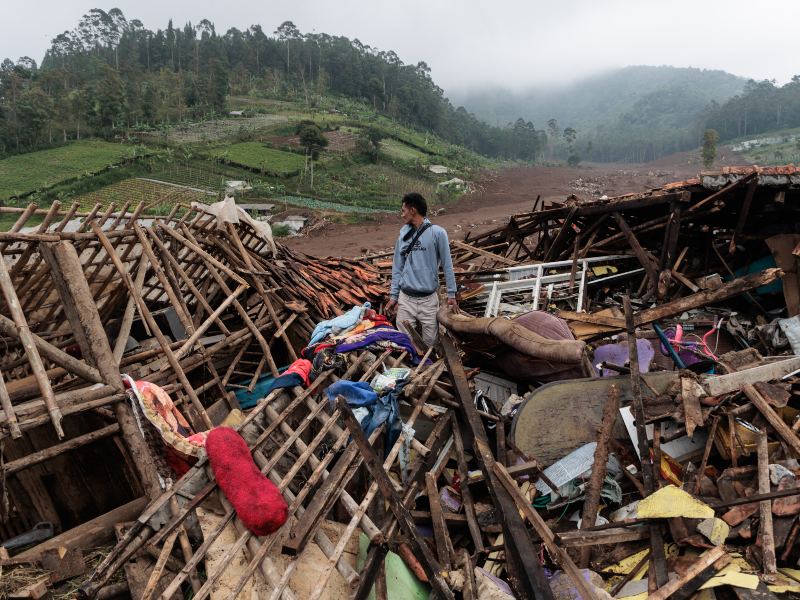 Viviendas quedaron sepultadas por el alud ocurrido en una aldea de Bandung Occidental, tras intensas lluvias.