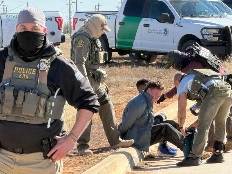 Agentes federales de inmigración durante un operativo en Mineápolis, en medio de protestas por el uso de la fuerza.