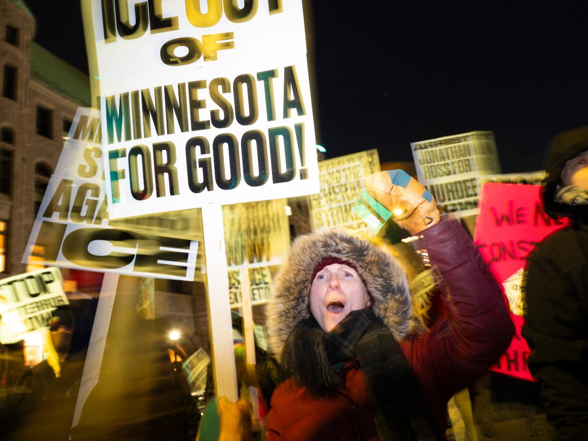 Manifestantes se concentran en Mineápolis para rechazar los operativos migratorios federales.