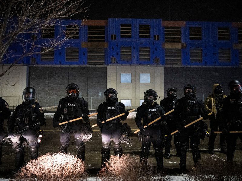 Agentes federales de inmigración durante un operativo en medio de protestas en Mineápolis.