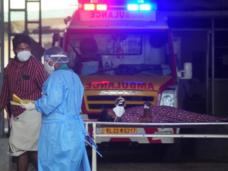 El virus Nipah puede causar encefalitis grave y complicaciones respiratorias en humanos.