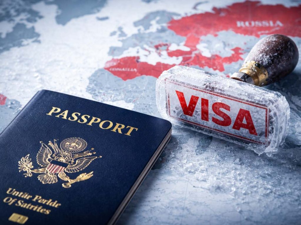 La imagen representa el freno migratorio impuesto por Estados Unidos a decenas de países bajo criterios más estrictos de admisión.