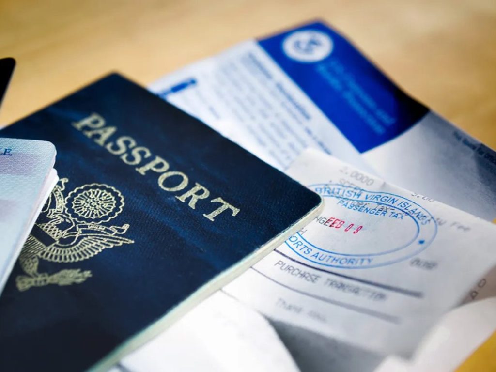 Pasaporte estadounidense y sello congelado simbolizan la suspensión y endurecimiento del procesamiento de visas a nivel internacional.