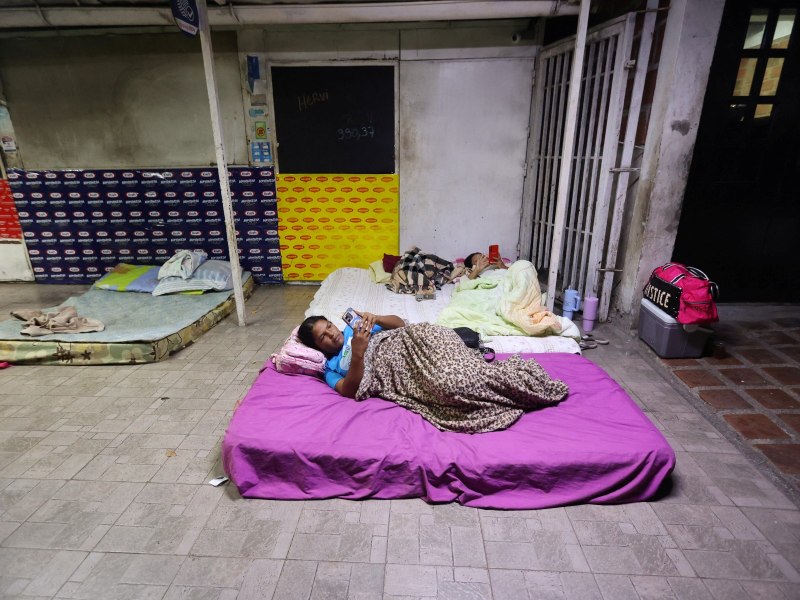 Familiares de presos políticos se preparan para dormir en colchones afuera de la prisión El Rodeo I en Guatire, estado Miranda, a unos 30 kilómetros al este de Caracas.