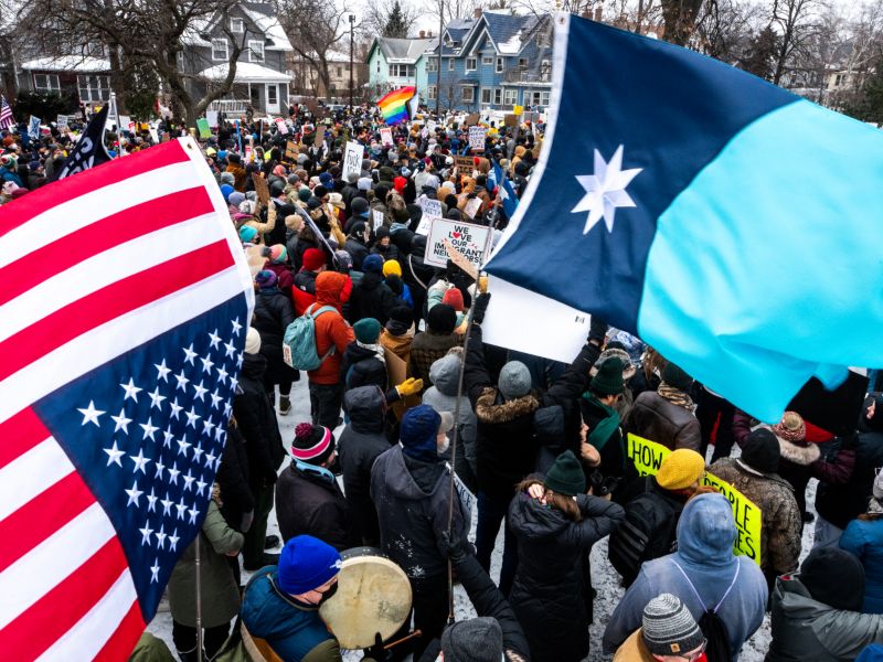 Manifestantes se concentran en Mineápolis para exigir claridad y justicia tras la muerte de Renee Nicole Good durante un operativo de inmigración, en medio de un fuerte despliegue policial.