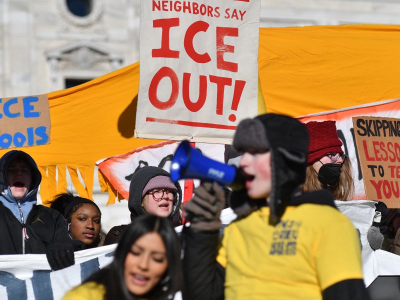 Manifestantes se concentran en Minneapolis en rechazo a las redadas migratorias ordenadas por la Administración Trump.