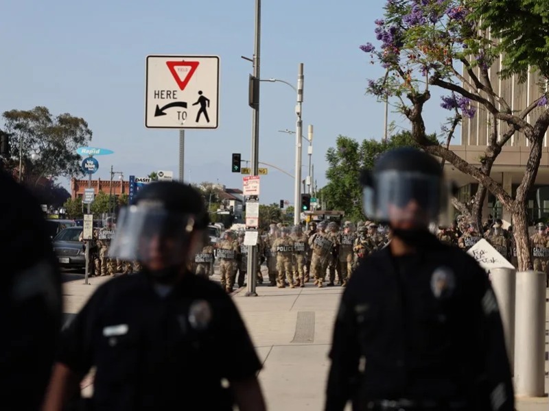 Fotografía de archivo de la Guardia Nacional de California durante las protestas provocadas por las redadas de inmigración en Los Ángeles, California, EE. UU.