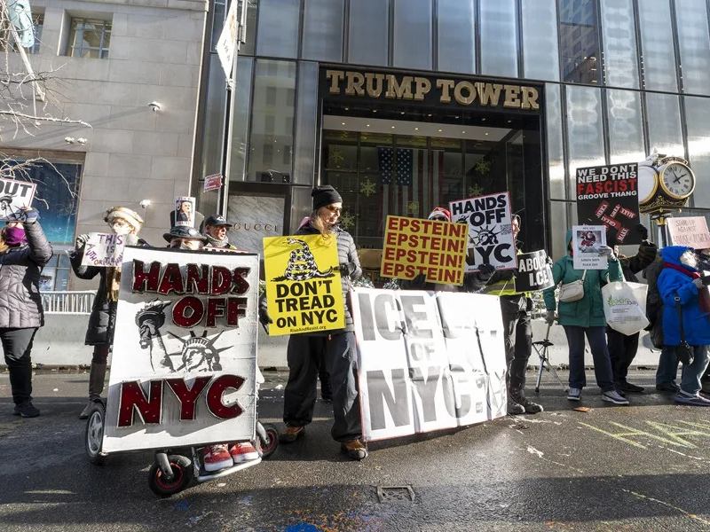 Personas sostienen carteles durante una protesta frente a la Torre Trump contra el ICE y las políticas migratorias del Gobierno del presidente de Estados Unidos.