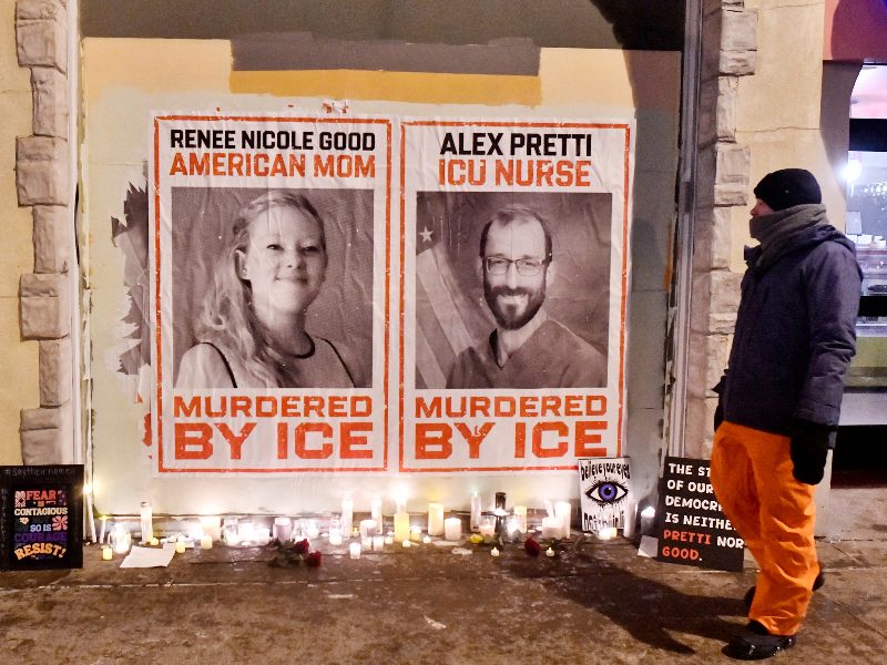 Velas y mensajes colocados por vecinos en homenaje a las víctimas de los recientes tiroteos en Mineápolis.