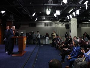 El líder de la minoría del Senado de EE. UU., Chuck Schumer (demócrata por Nueva York), habla mientras el líder de la minoría de la Cámara de Representantes, Hakeem Jeffries (demócrata por Nueva York), observa durante una conferencia de prensa en el Capitolio de EE. UU. el 8 de enero de 2026 en Washington, D. C. Schumer y Jeffries hablaron con la prensa sobre el reciente tiroteo de ICE, la limitación de los poderes de guerra del presidente Trump tras la redada en Venezuela y la próxima legislación en el pleno